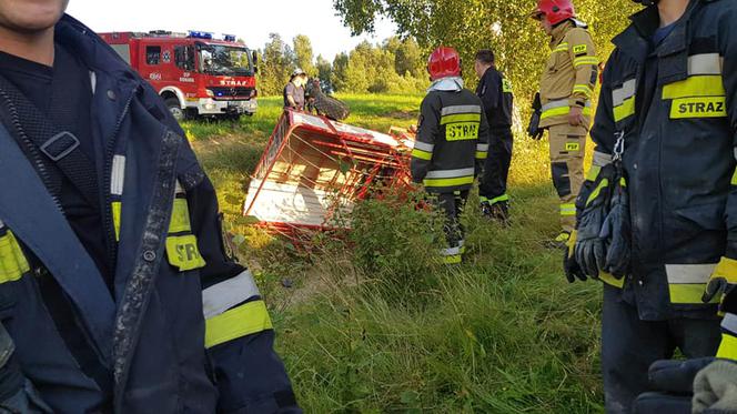 Mężczyzna przygnieciony ciągnikiem