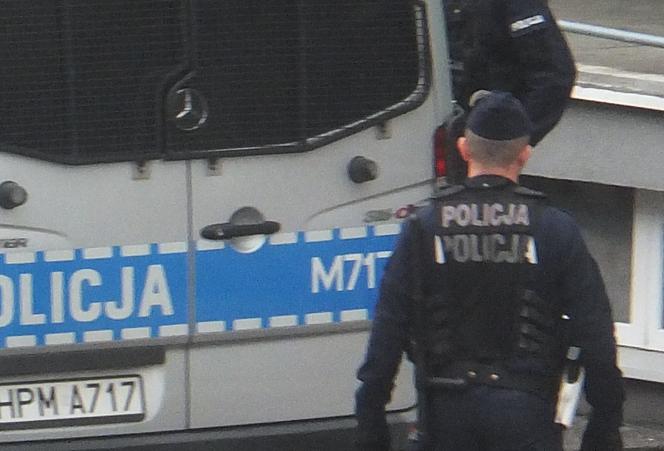 Wybory 2019. Mężczyzna niszczył plakaty wyborcze. Policja: Sprawa jest rozwojowa