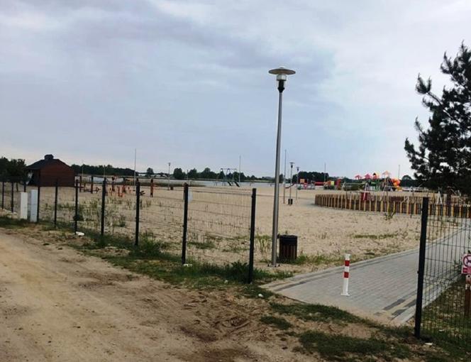 Inwestycja powstanie nieopodal plaży przy jeziorze.