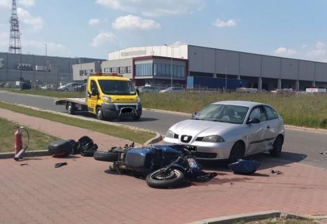 Radomsko. O włos od tragedii na ul. Stolarzy. Osobówka uderzyła w motocyklistę, kiedy ją wyprzedzał. 38-latek w szpitalu