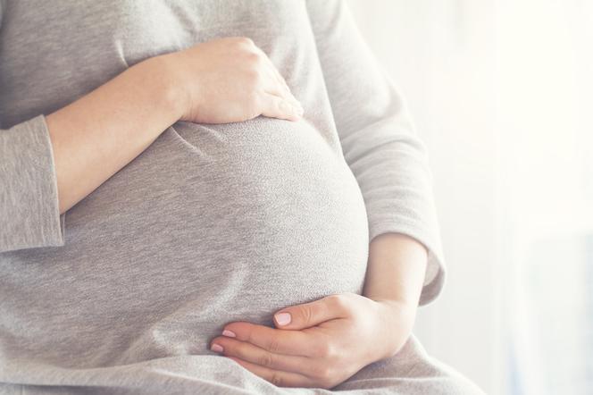 Wiozła córkę na porodówkę, ze stresu zgubiła drogę. Zdenerwowana kobieta szukała pomocy
