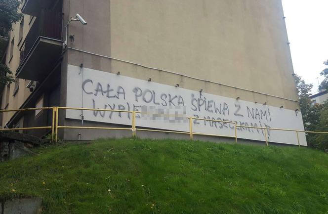 Koronawirus. Katowice: Wandale pomazali blok! Wulgarny napis: Wypie*** z maseczkami