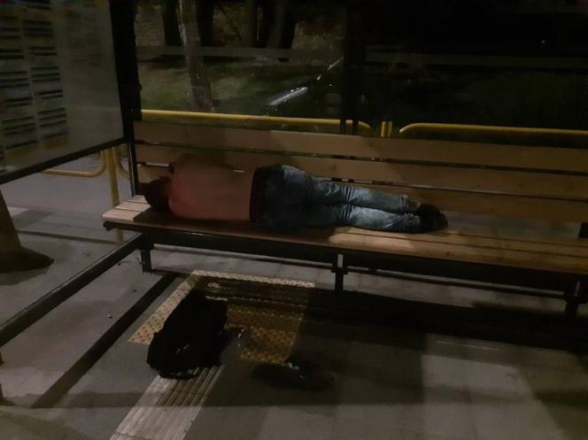 Kielce: Leżał nieprzytomny pod kościołem! Chciał bić ratowników!