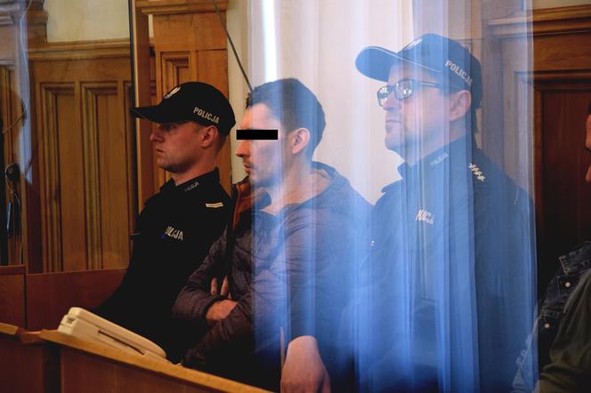 Brat z kumplami gwałcił siostrę
