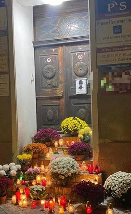 Koszalin. Znicze przed biurem Kaczyńskiego! Przed cmentarzem OGROMNY napis z kwiatów Jeb** PiS