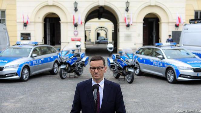 Morawiecki o bandyckim ataku w Zamościu! Podpalono stację sanitarno-epidemiologiczną i punkt szczepień