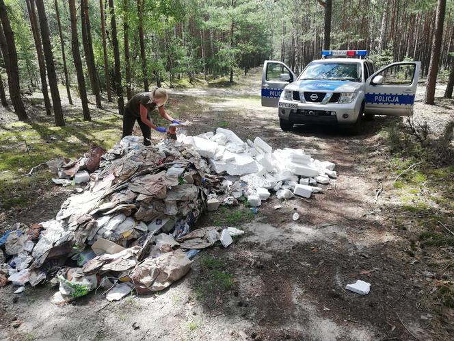 Mieszkaniec Włocławka wywoził odpady do lasu. Namierzył go wspólny patrol policji i straży leśnej