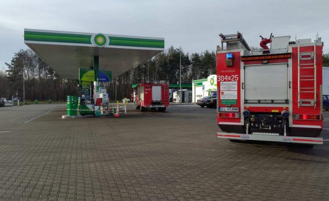 EWAKUACJA w Łodzi! Kobieta wjechała w dystrubutor na stacji paliw
