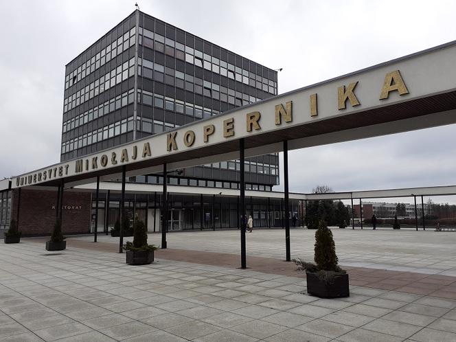 Ważny komunikat UMK w Toruniu! Część studentów WRÓCI na zajęcia stacjonarne!