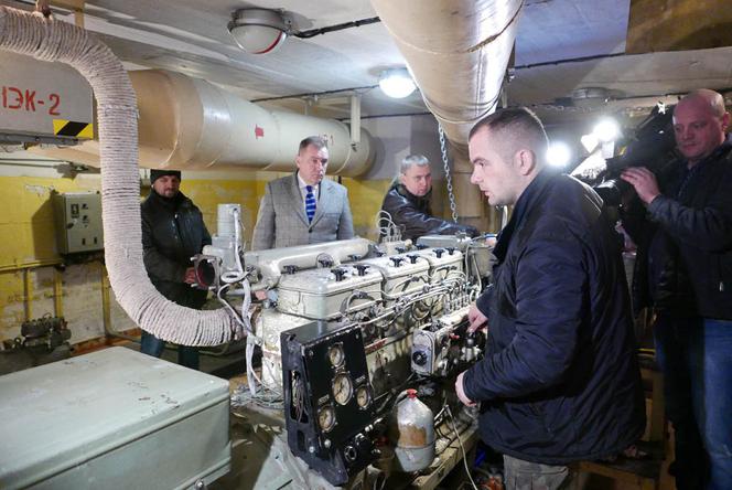 Agregat został zbudowany w 1967 roku w Związku Radzieckim. Ma moc ok. 150 kW i jest zasilany olejem ze zbiornika o 3 metrach sześciennych.