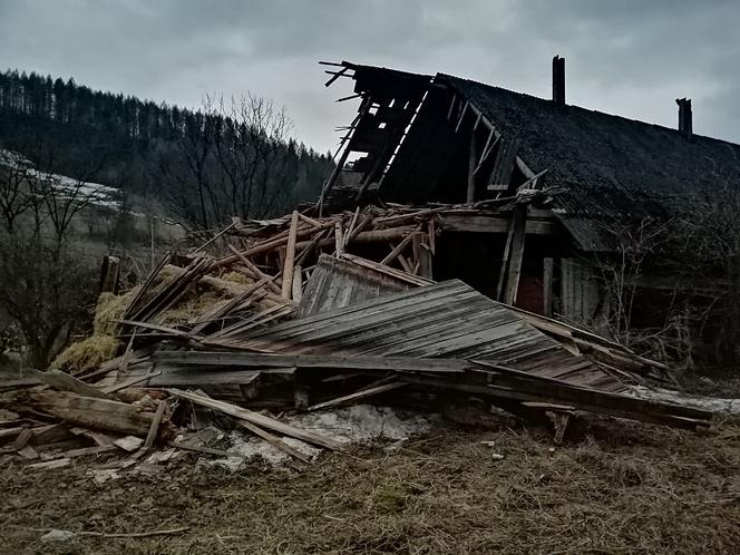 Wierchomla Wielka. Budynek gospodarczy RUNĄŁ w jednej chwili. Widok, jak po trzęsieniu ziemi