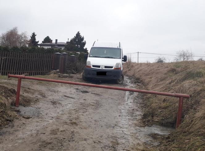 Nie mają drogi dojazdowej do swoich domów. Sąsiad POSTAWIŁ SZLABAN