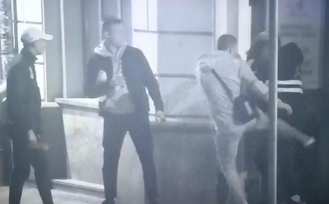 W Krakowie trzech 19-latków bez powodu pobiło mężczyznę. Nie umieli wytłumaczyć swojego zachowania