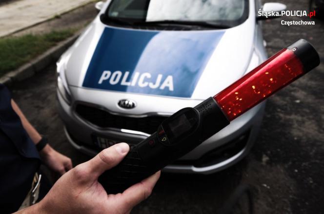 Rędziny. Pijacki rajd motorowerem przez rondo! Kierowca i pasażer zatrzymani przez policjanta