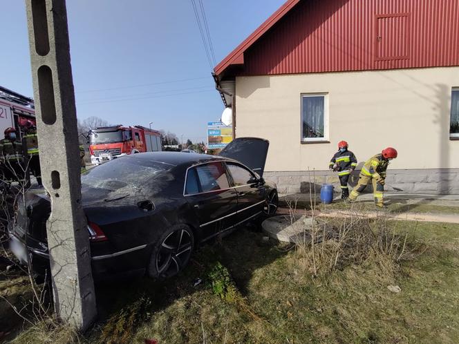 Nowy Sącz. WYPADEK na ul. Nawojowskiej. Samochód wpadł na cudzą posesję