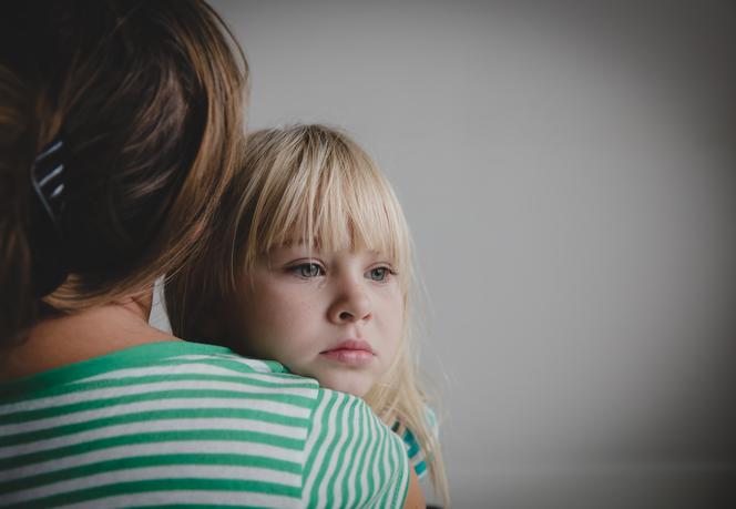 Psycholog wyjaśnia, kiedy warto rozmawiać z dzieckiem o śmierci