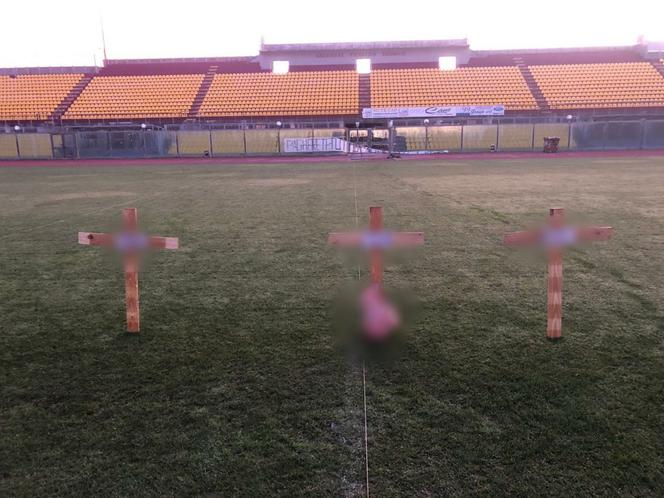 Krzyże i łeb świni na stadionie Livorno