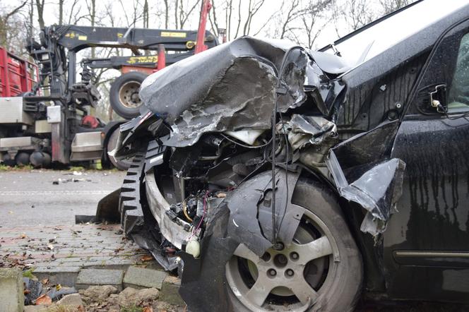 Siemkowice: Mercedes „nie wyrobił” na zakręcie i z impetem uderzył w ciężarówkę