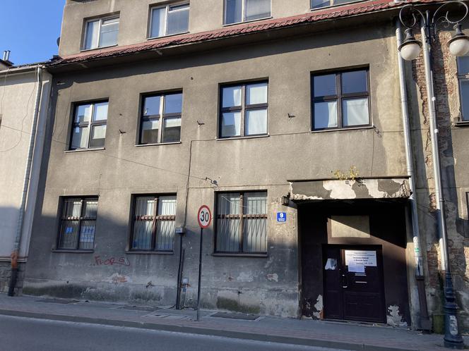 Budynek przy ul. Kazimierza Wielkiego z którego wyprowadza się Centrum Krwiodawstwa