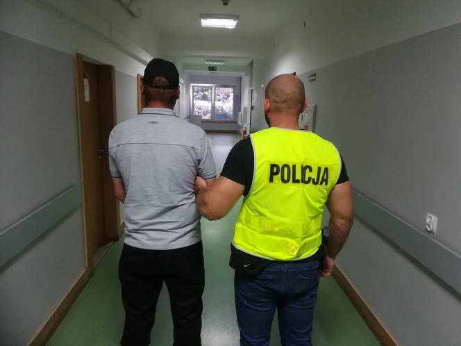 Mężczyzna, który ukradł terminal w pociągu z Torunia w asyście funkcjonariusza Policji