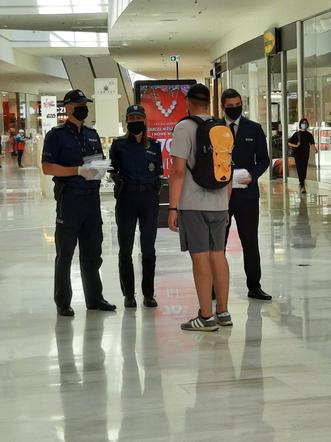 Policjanci kontrolują czy poznaniacy noszą maseczki i zachowują dystans społeczny