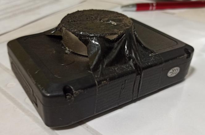 Nadajnik GPS zamontowany pod transporterem jednej z podpoznańskich hurtowni papierosów