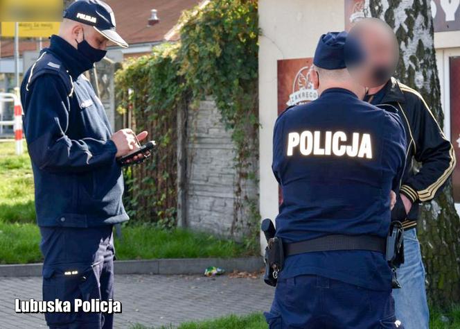 Policjanci sprawdzają czy nosimy maseczki.