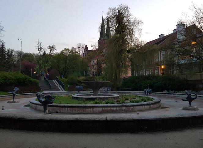 Fontanna z żeliwnymi ptakami w Parku Podzamcze w Olsztynie