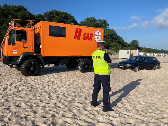 Kołobrzeg. Wjechał na plażę autem i utknął. Nie znał znaków drogowych?