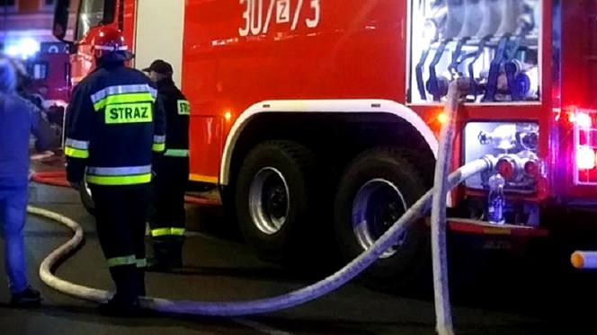 Wielki pożar w Ożarowie. Płonęła cementownia! Aż 13 zastępów strażaków w akcji!