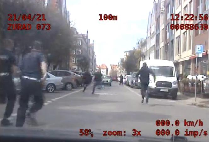 Gdańsk: Komiczny pościg w centrum miasta! Uciekał z butelką whisky pod pachą