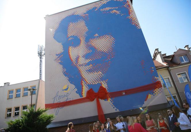Opole: Mural Anny Jantar w centrum miasta