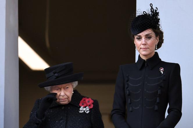 królowa Elżbieta II i Kate Middleton