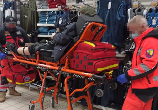 Warszawa: Dramatyczne sceny w supermarkecie. Mężczyzna omal nie stracił życia