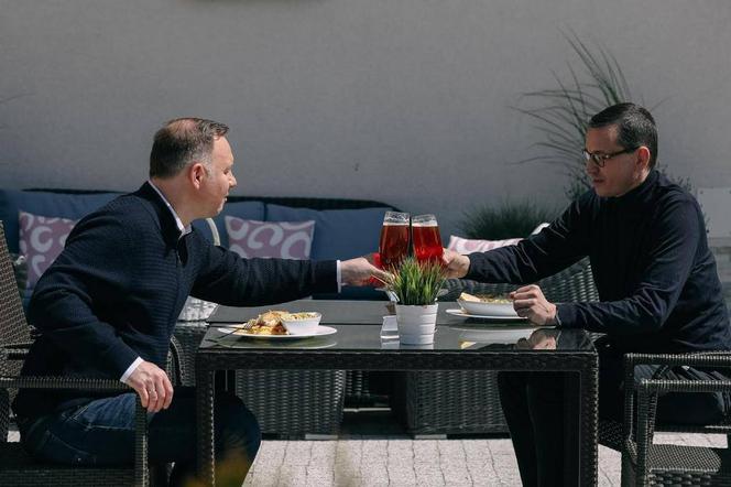 Premier Morawiecki i Prezydent Duda poszli na piwo