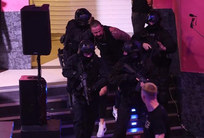 Uzbrojeni w karabiny mężczyźni brutalnie wyprowadzili siłą zawodnika MMA. Mamy WIDEO