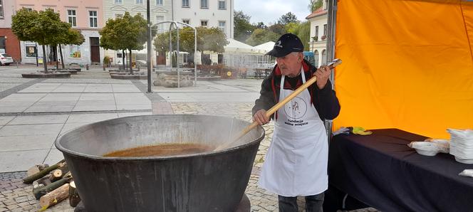 Gotowanie żuru na mysłowickim Rynku