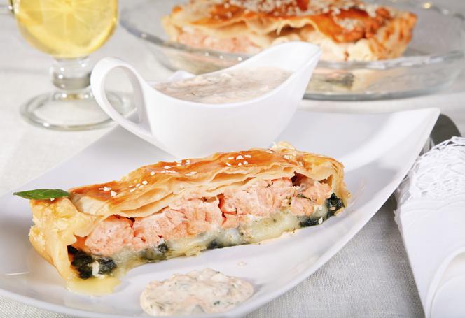 tarta-na-ciescie-francuskim-z-wedzonym-lososiem-mozzarella-i-pomidorami.jpg