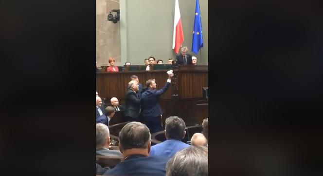 Awantura w Sejmie. Nitras chciał położyć dziecięce buciki przed Kaczyńskim