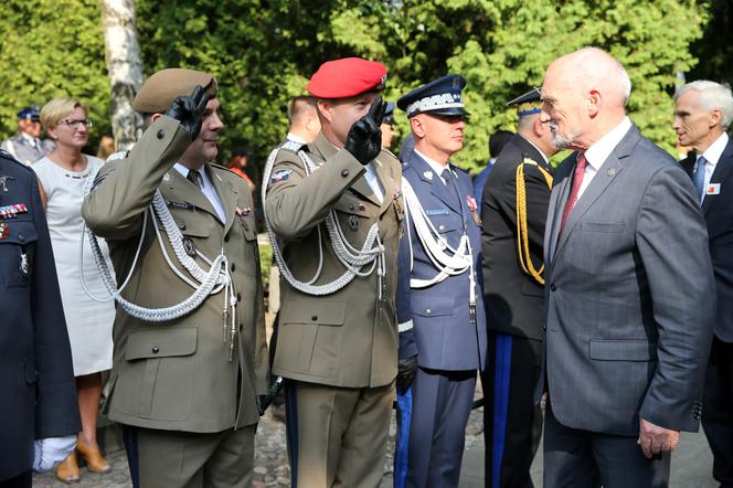 Generałowie wciąż salutują Macierewiczowi