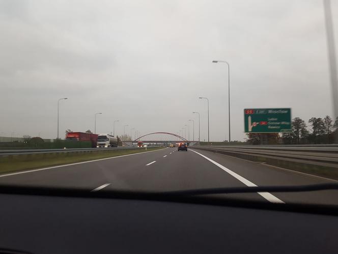 Policja ustala okoliczności wypadku na S5. Samochód osobowy potrącił pieszego