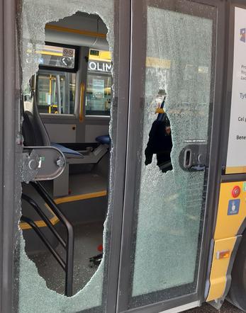 Koszalin. Dostał szału w autobusie. Dusił kontrolerkę, zrobił kompletną demolkę