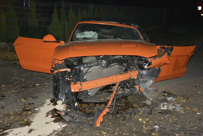 Buszkowiczki. Rozbity ford mustang. Kierowca uderzył w betonowy przepust
