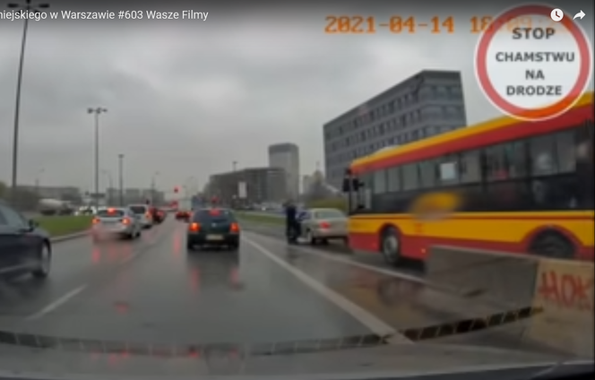 Kierowcy jaguara i autobusu urządzili sobie zapasy na ulicy