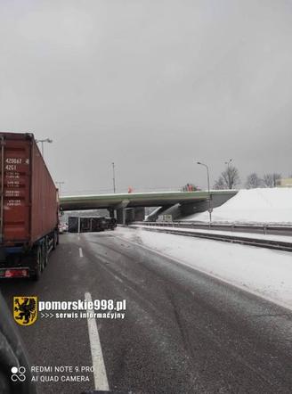 Przewrócony bus na obwodnicy w czwartek 11.02.2021. Śnieżyca w Trójmieście