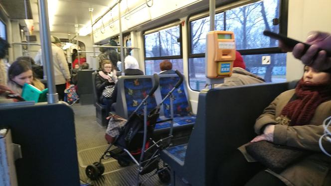 Kraków: Agresywna pasażerka wyzywała ludzi w tramwaju