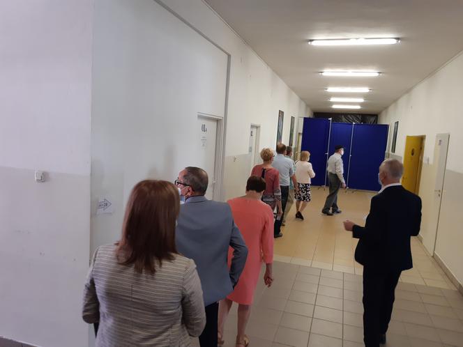 Niewielka kolejka do komisji wyborczej numer 28 w Nowym Sączu