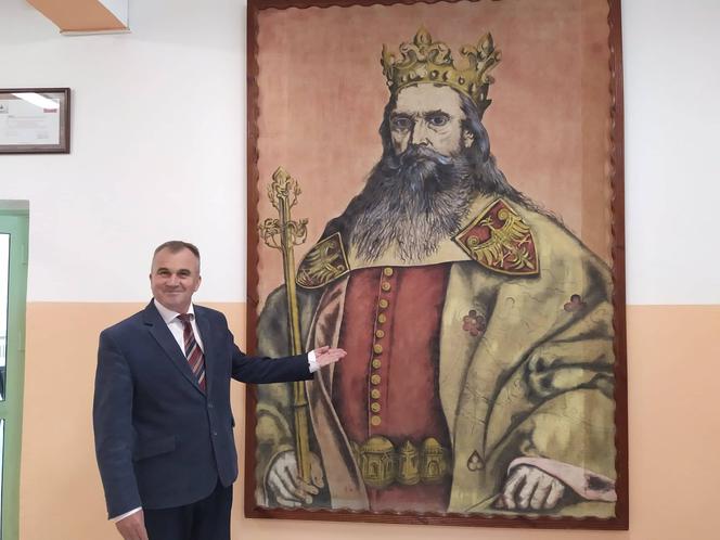 Dyrektor ZSP nr 4 Leszek Rozbicki przy portrecie Kazimierza Wielkiego, patrona szkoły
