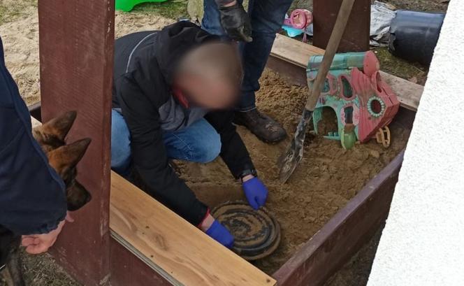 Łódzkie: zakopał NARKOTYKI W DZIECIĘCEJ PIASKOWNICY. Znalazł je pies!