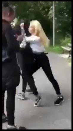 nastolatki biją ofiarę